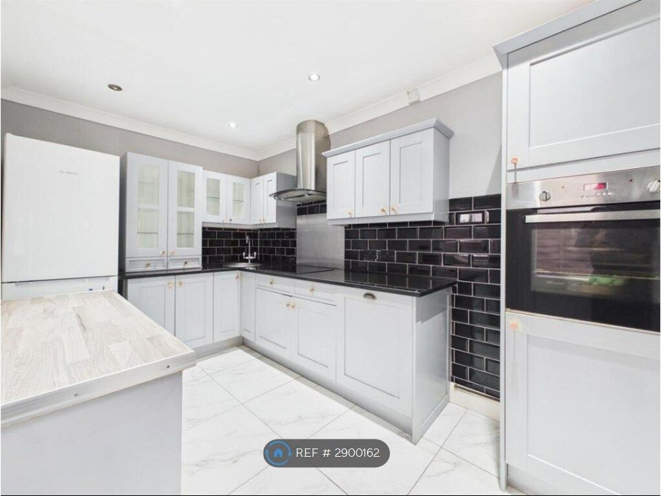 Property photo 3 of 7 Kitchen