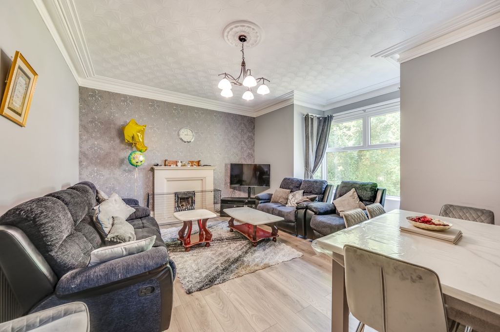 Property photo 2 of 32