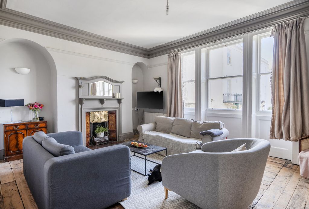 Property photo 2 of 19 Sitting Room