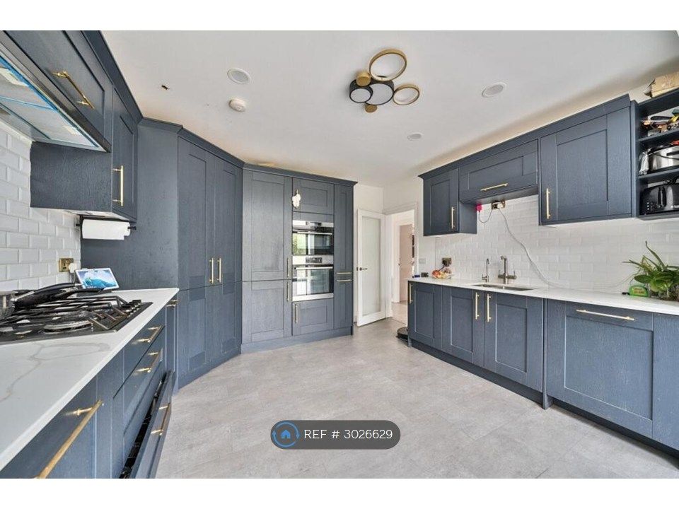 Property photo 3 of 19 Kitchen