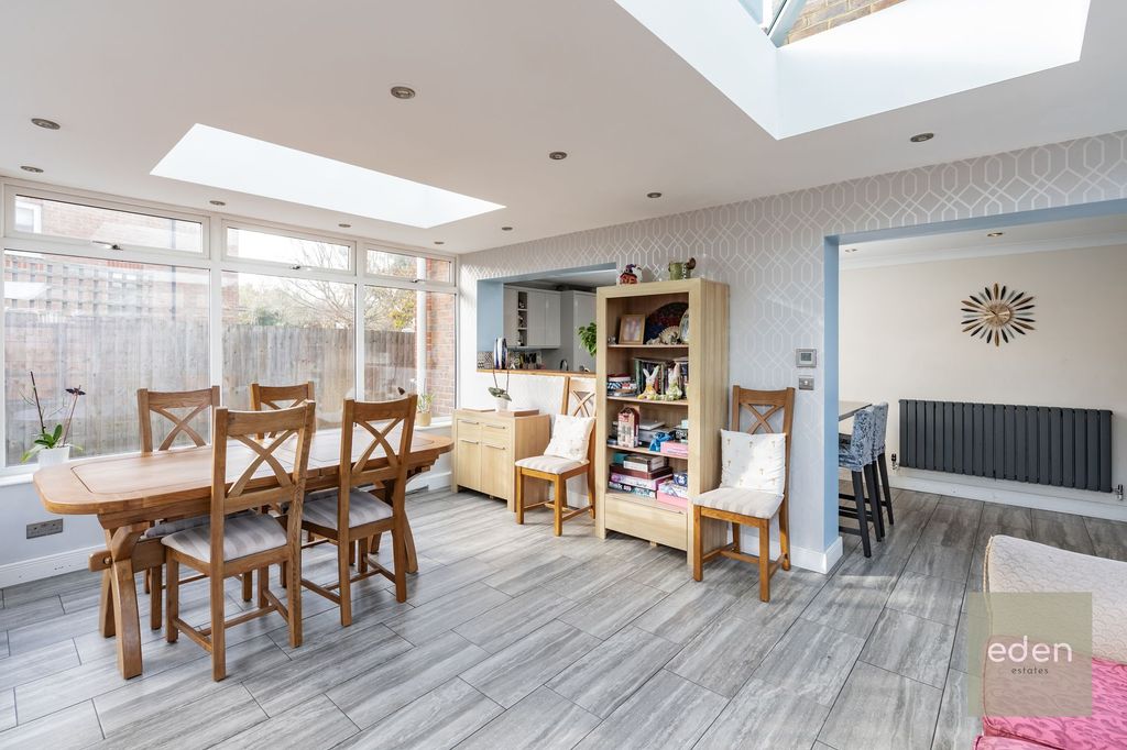 Property photo 2 of 28