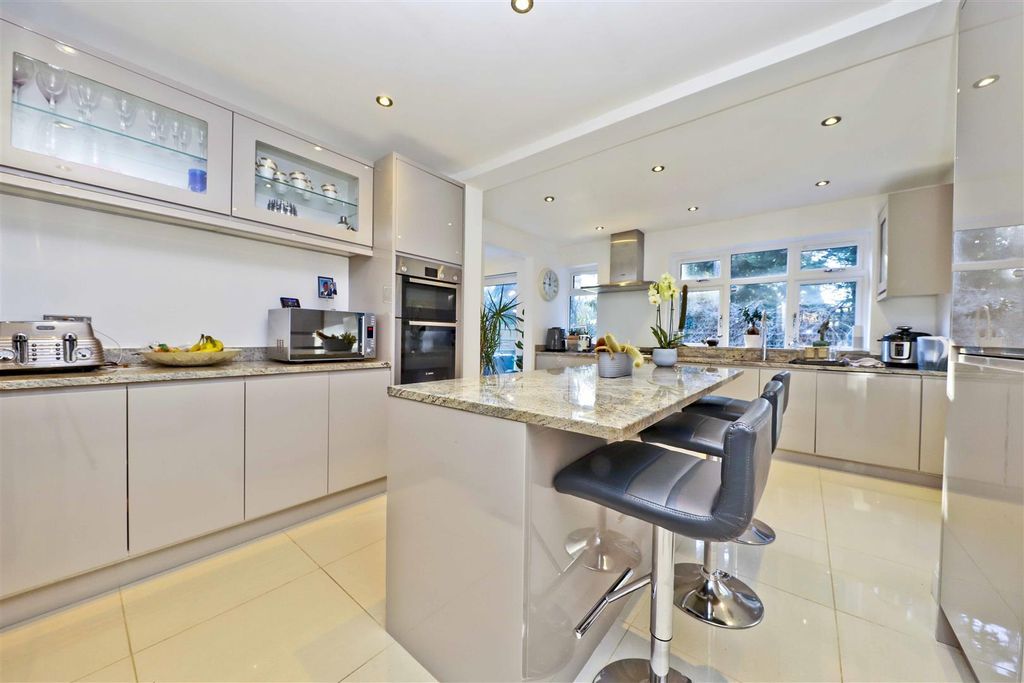 Property photo 3 of 25 Kitchen