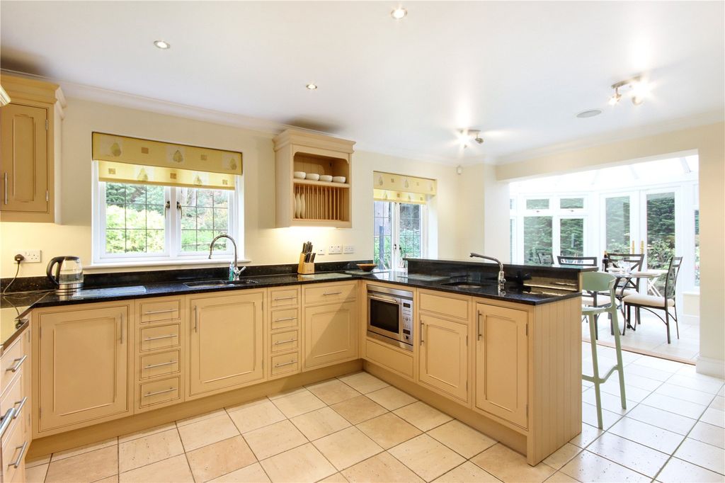 Property photo 3 of 33 Kitchen/Breakfast Rm