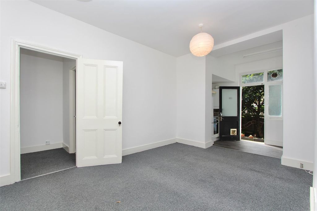 Property photo 3 of 12 Alvington Crescent, E8