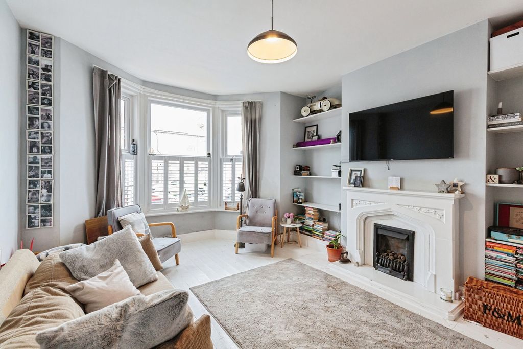 Property photo 2 of 17 Photo