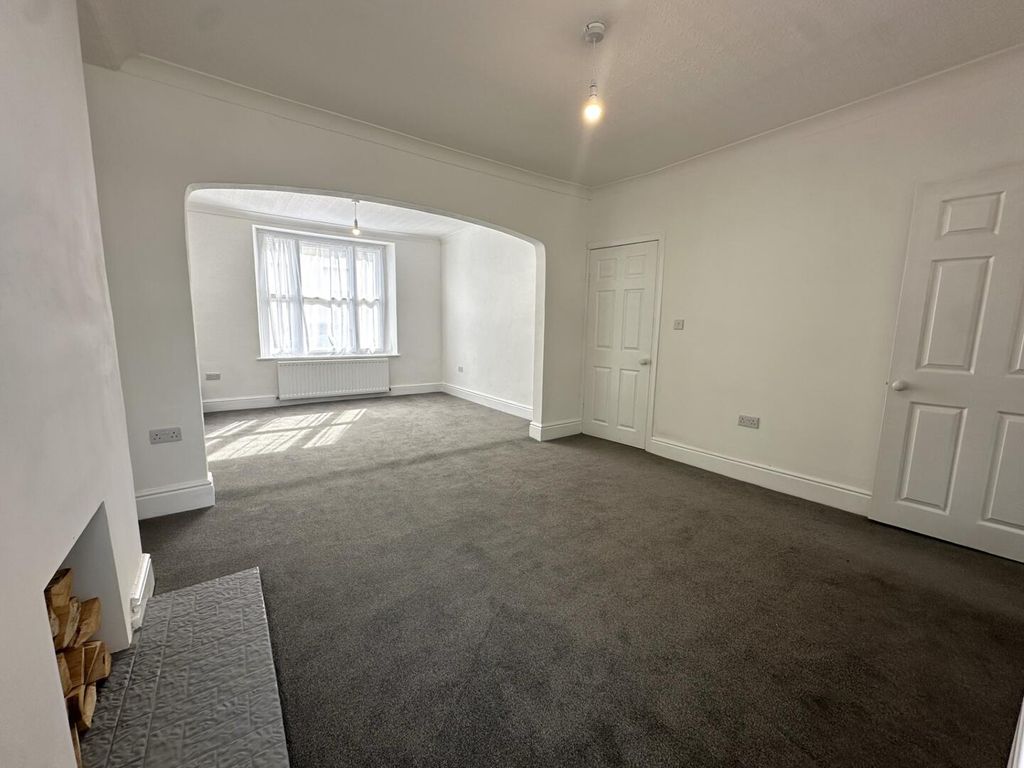 Property photo 3 of 17 Living Room