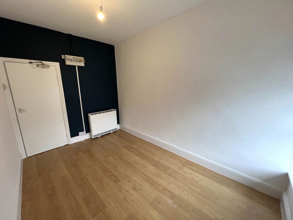 Property photo 2 of 5 Bedroom