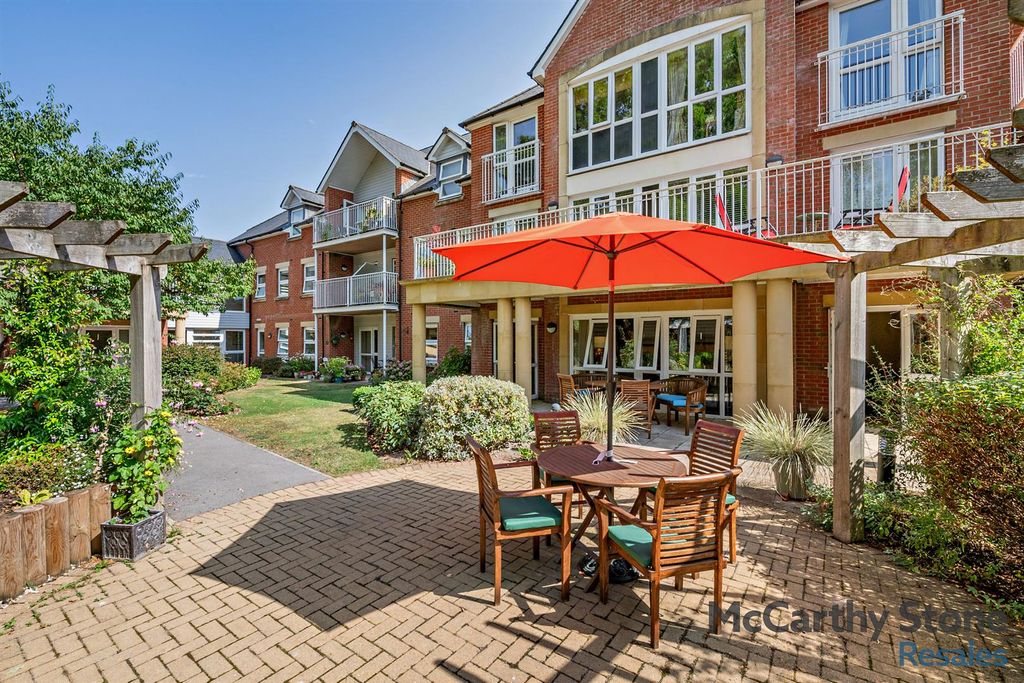 Property photo 2 of 19 Communal Gardens