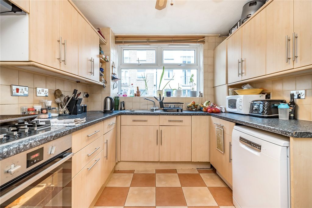 Property photo 3 of 11 Kitchen