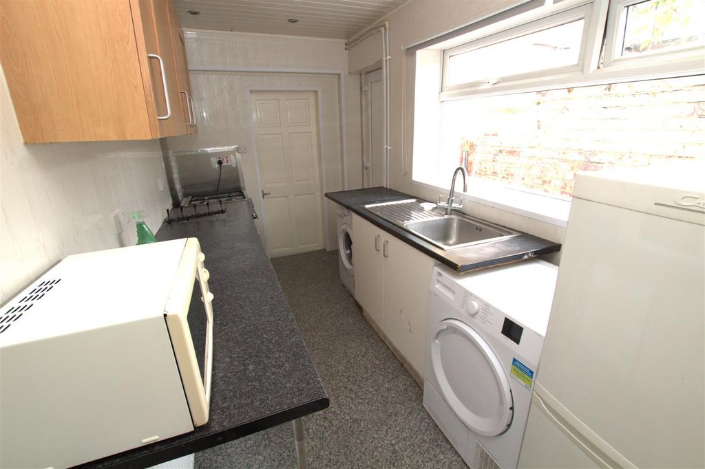 Property photo 3 of 9 Kitchen .Jpg