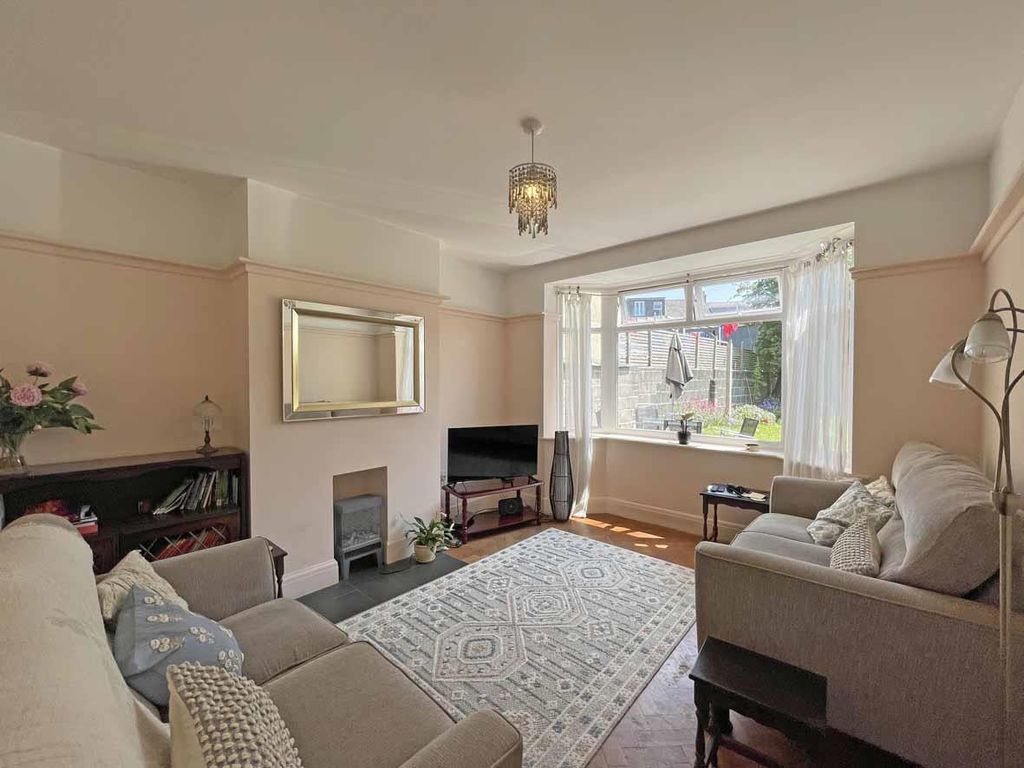 Property photo 3 of 17 Central Park Avenue 11 Lounge Front...Jpg