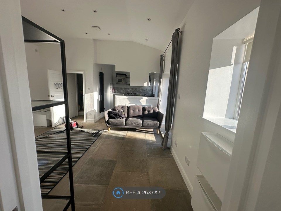 Property photo 2 of 14 High Ceiling Lounge Diner