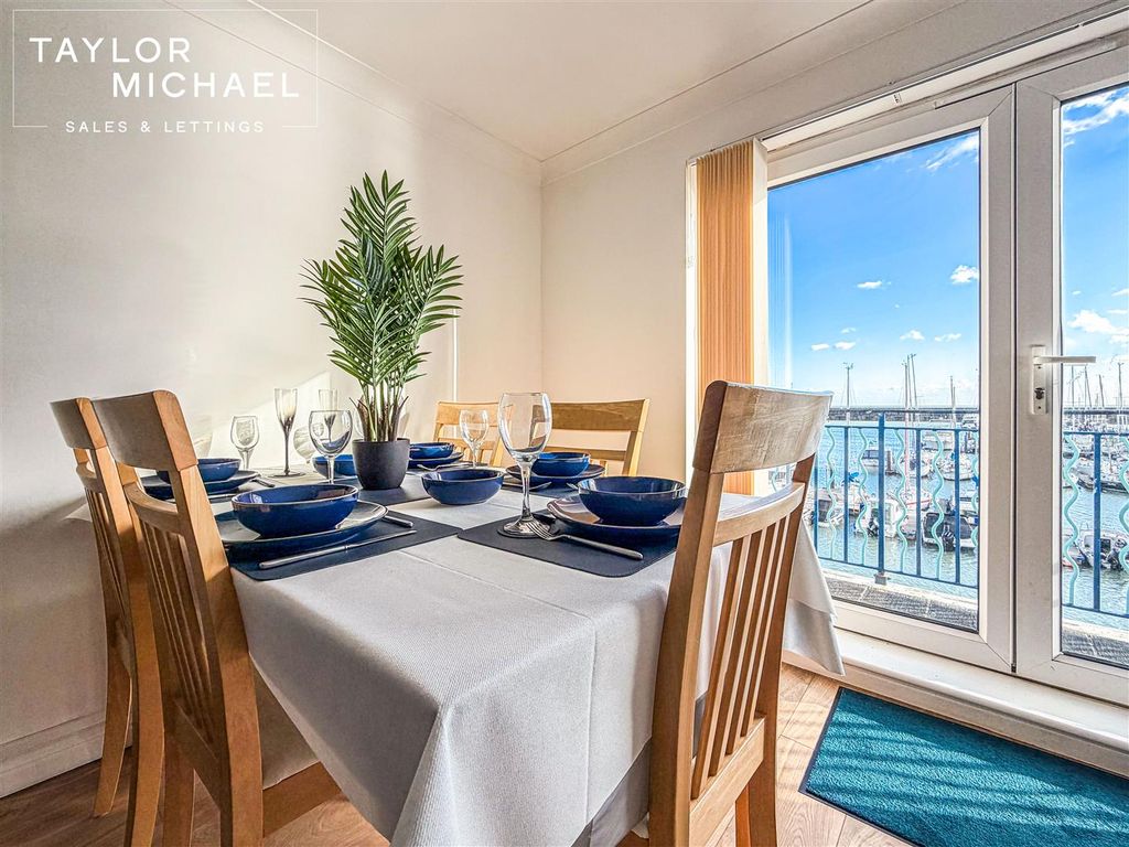 Property photo 3 of 17 Living Room