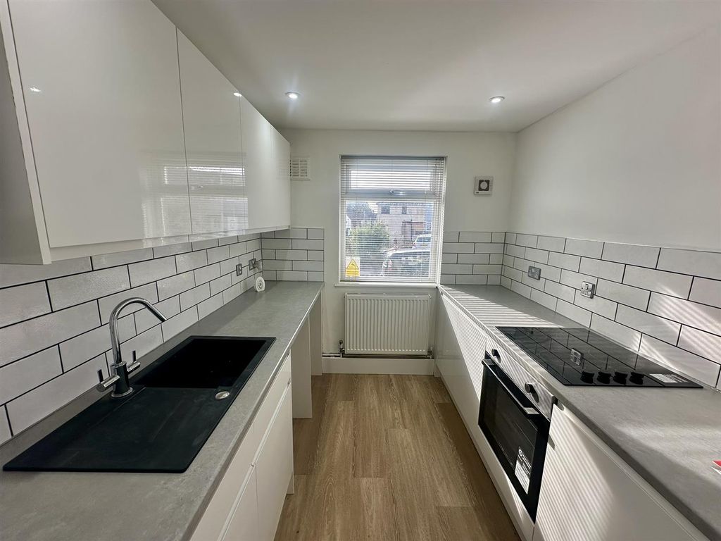 Property photo 1 of 7 Kitchen