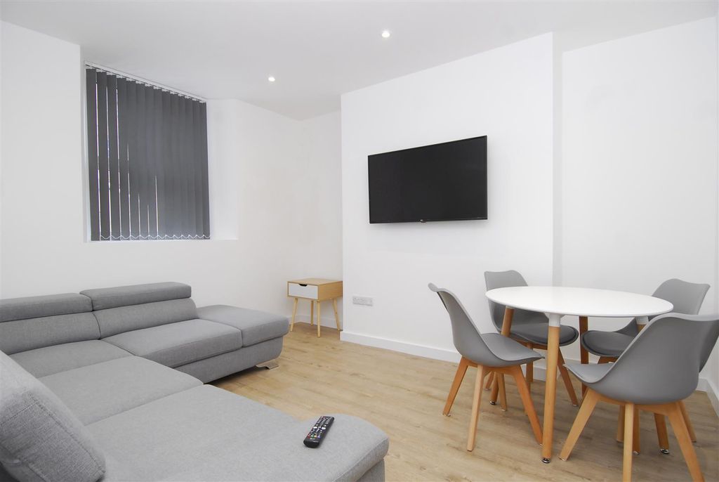 Property photo 2 of 10 34Bayswaterrd002.Jpg