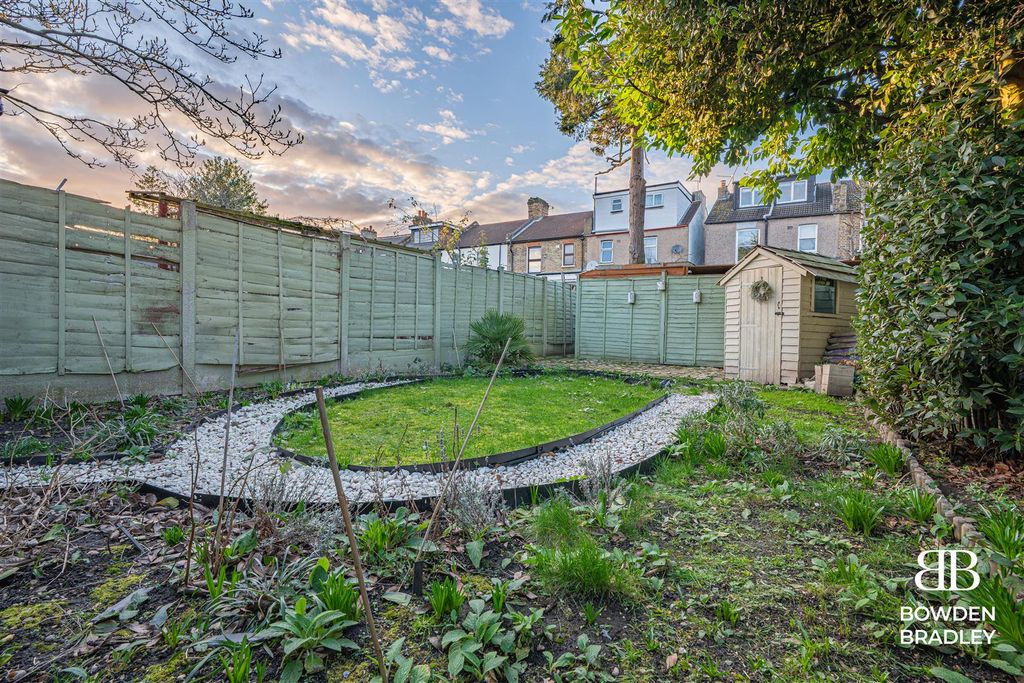 Property photo 3 of 12 Garden