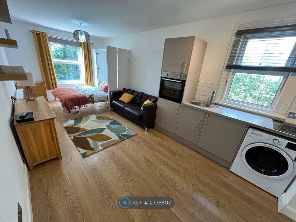 Property photo 1 of 17 Large Studio Flats With Fold Down Bed