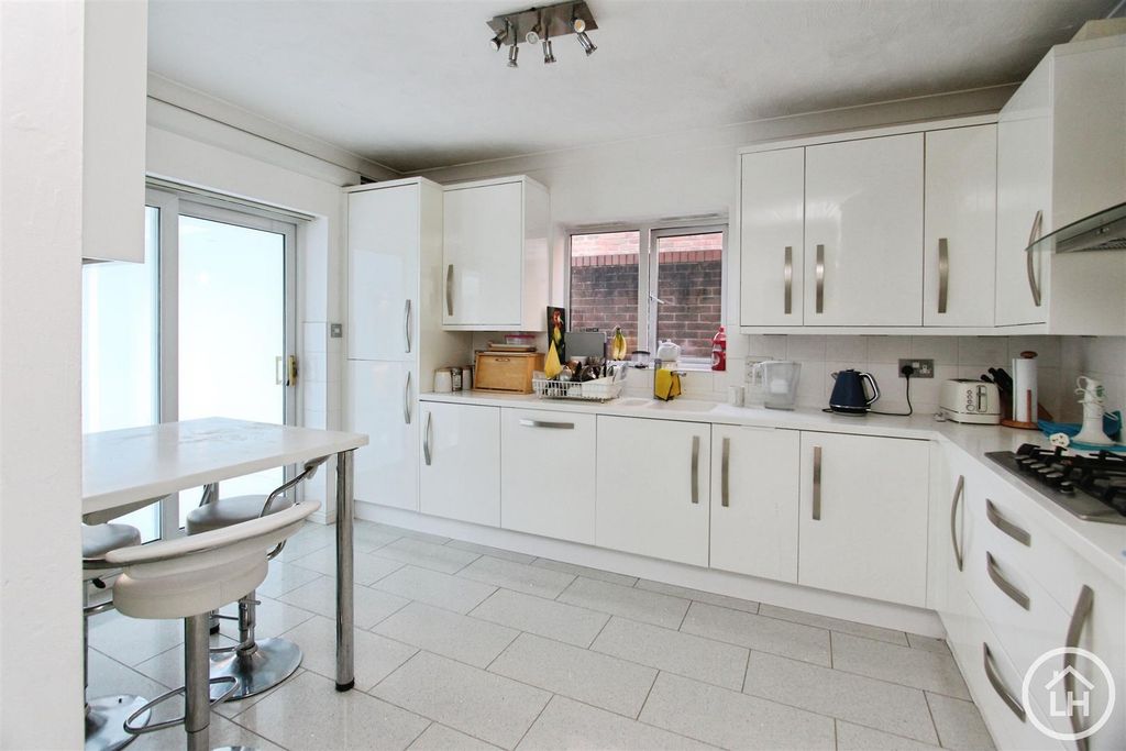 Property photo 3 of 21 Kitchen