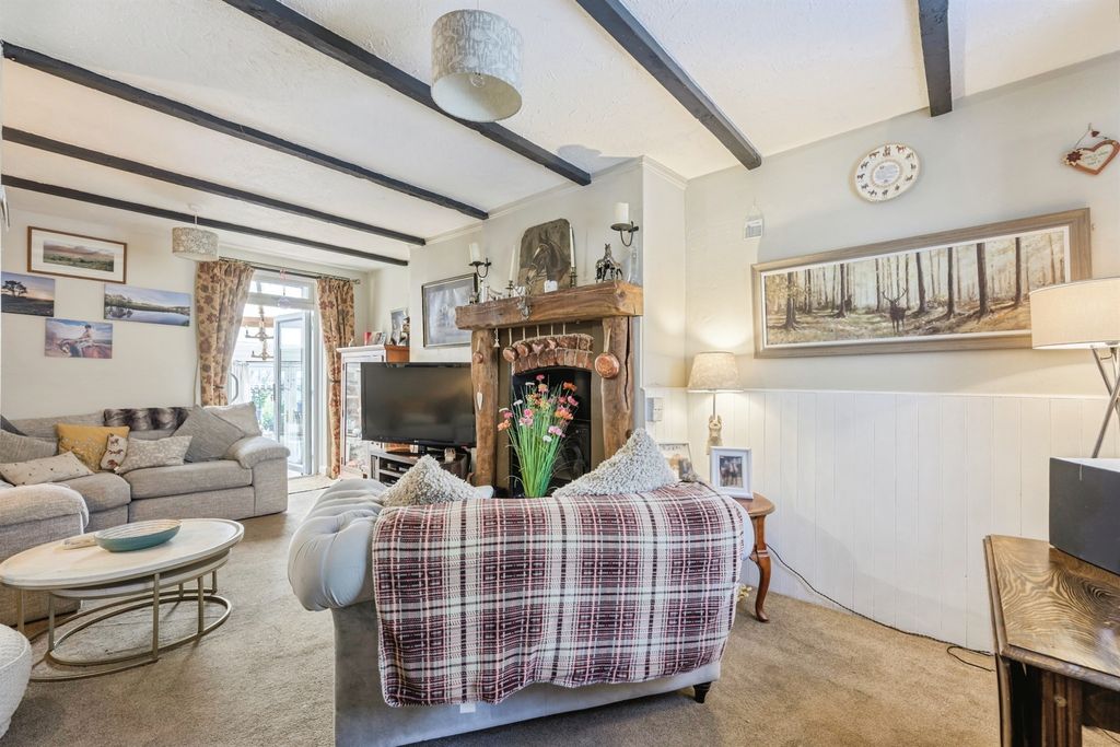 Property photo 3 of 20 Lounge