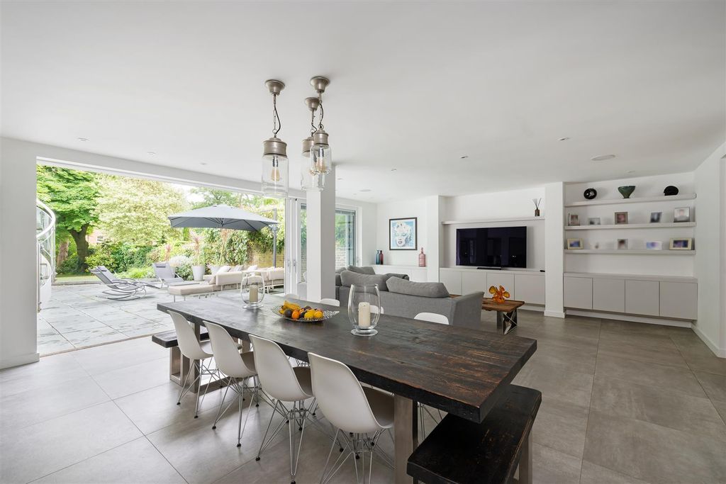 Property photo 2 of 19 141 Hamilton Terrace Lo-7.Jpg