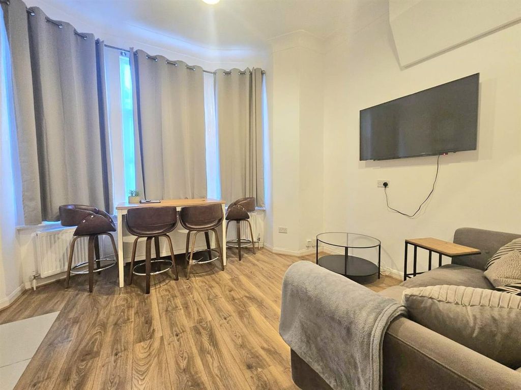 Property photo 3 of 11 Living Space