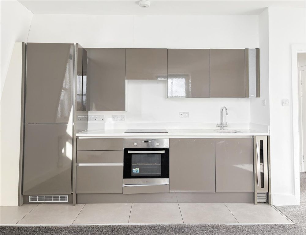 Property photo 2 of 18 Living / Kitchen