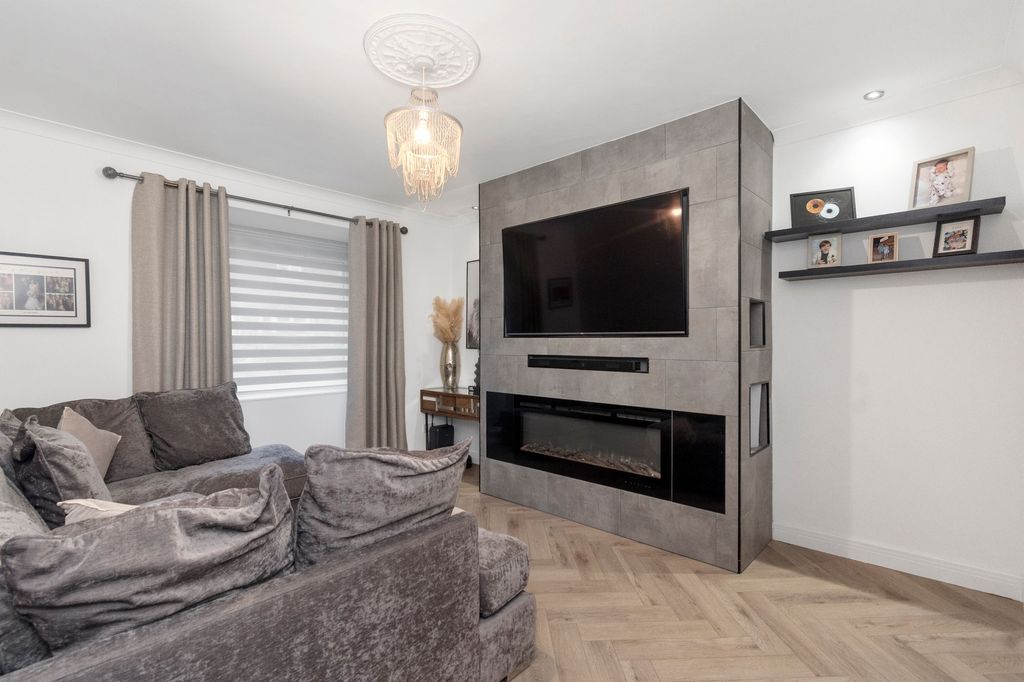 Property photo 2 of 35