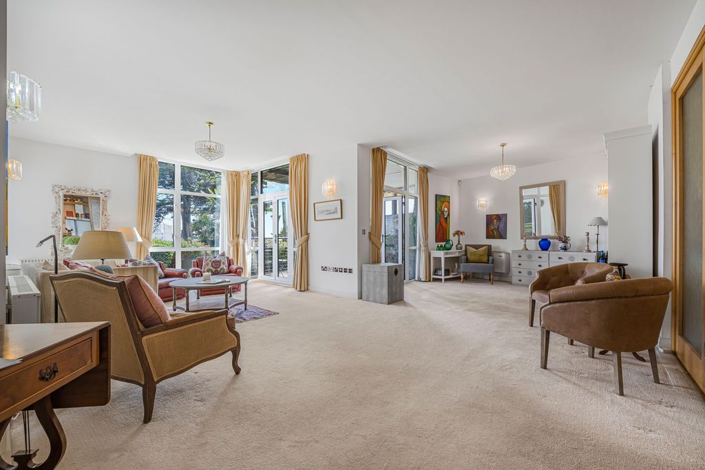 Property photo 2 of 27 Open Plan Living Room