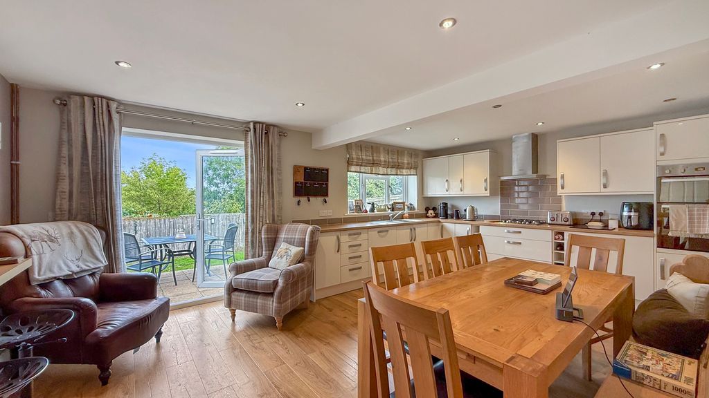 Property photo 3 of 19 Kitchen/Dining Room