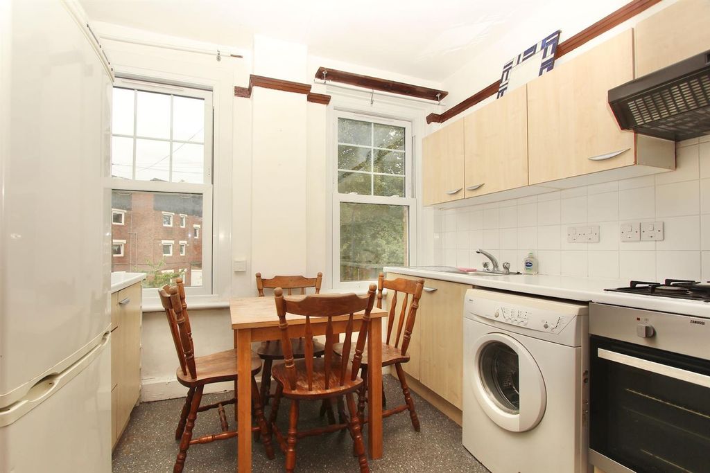 Property photo 3 of 18 Nevill Road, N16
