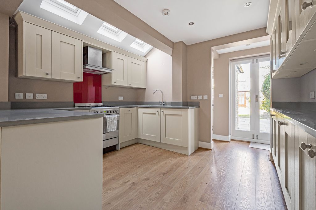 Property photo 3 of 11 Kitchen