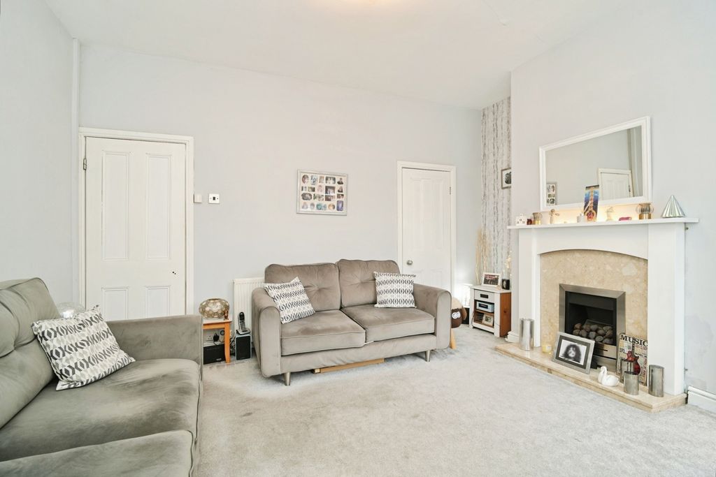 Property photo 3 of 17 Lounge