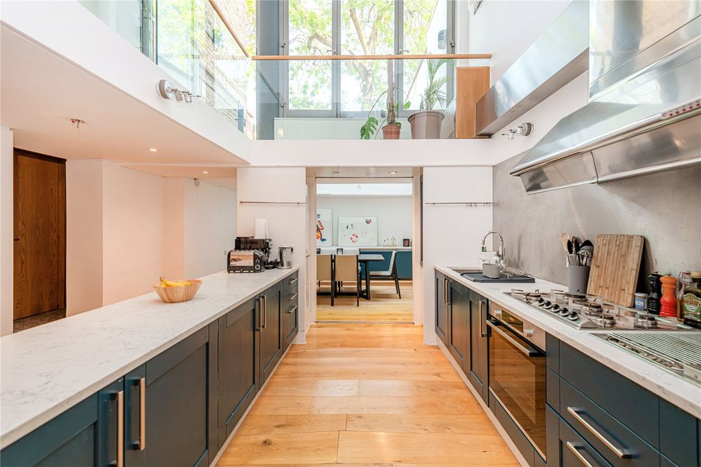 Property photo 3 of 17 Kitchen