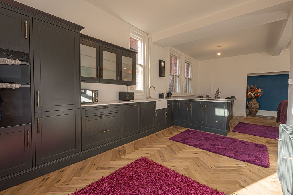 Property photo 3 of 28