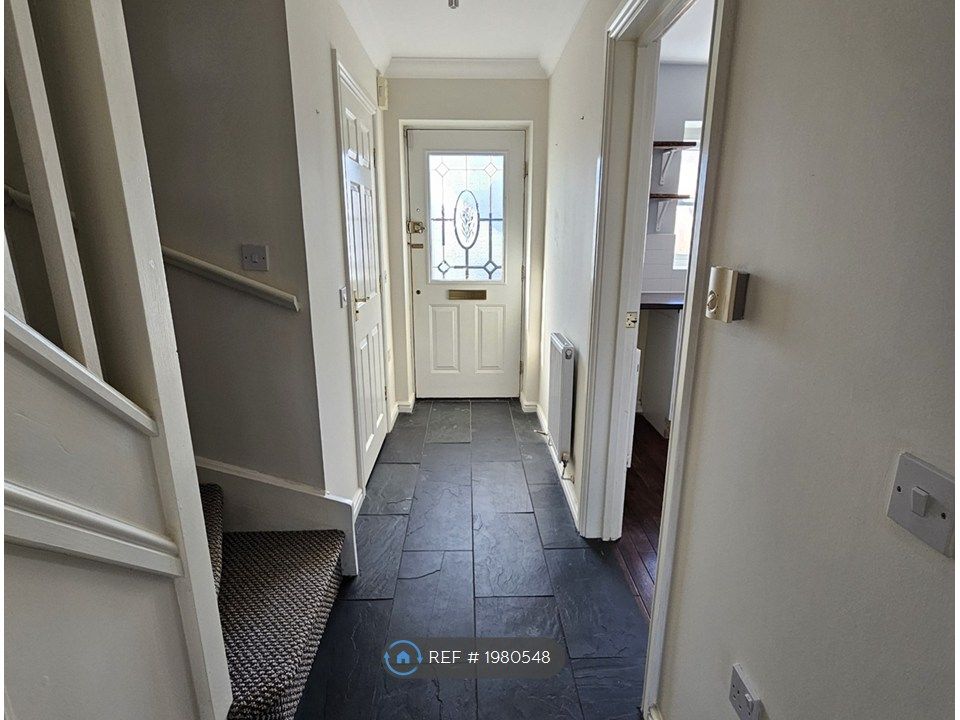 Property photo 1 of 11 Hall Way