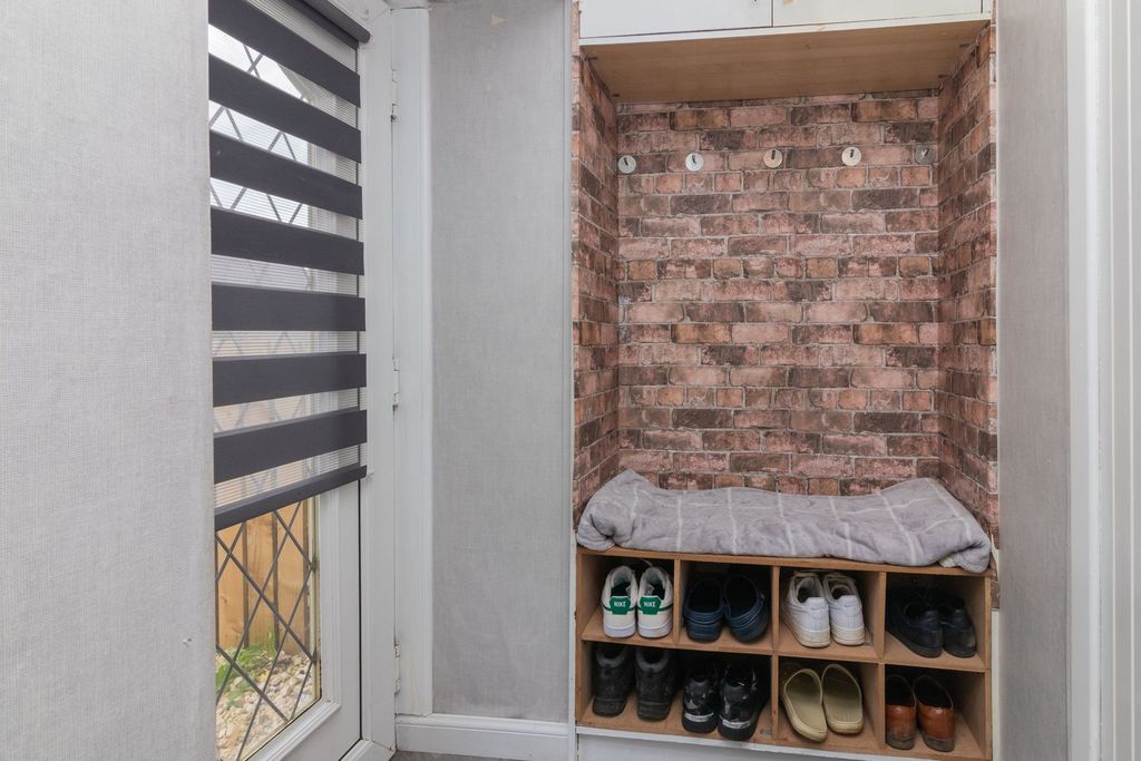 Property photo 3 of 19 Entrance Hall