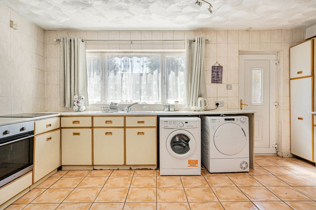 Property photo 3 of 10 Kitchen