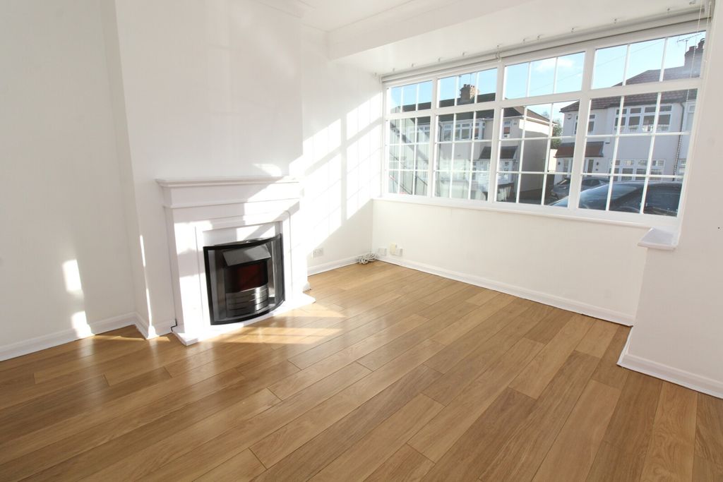 Property photo 1 of 17 Lounge 2