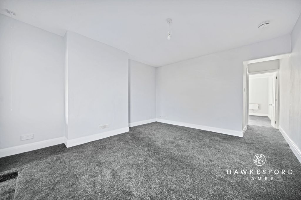 Property photo 2 of 6 West Street, Sittingbourne - Lounge