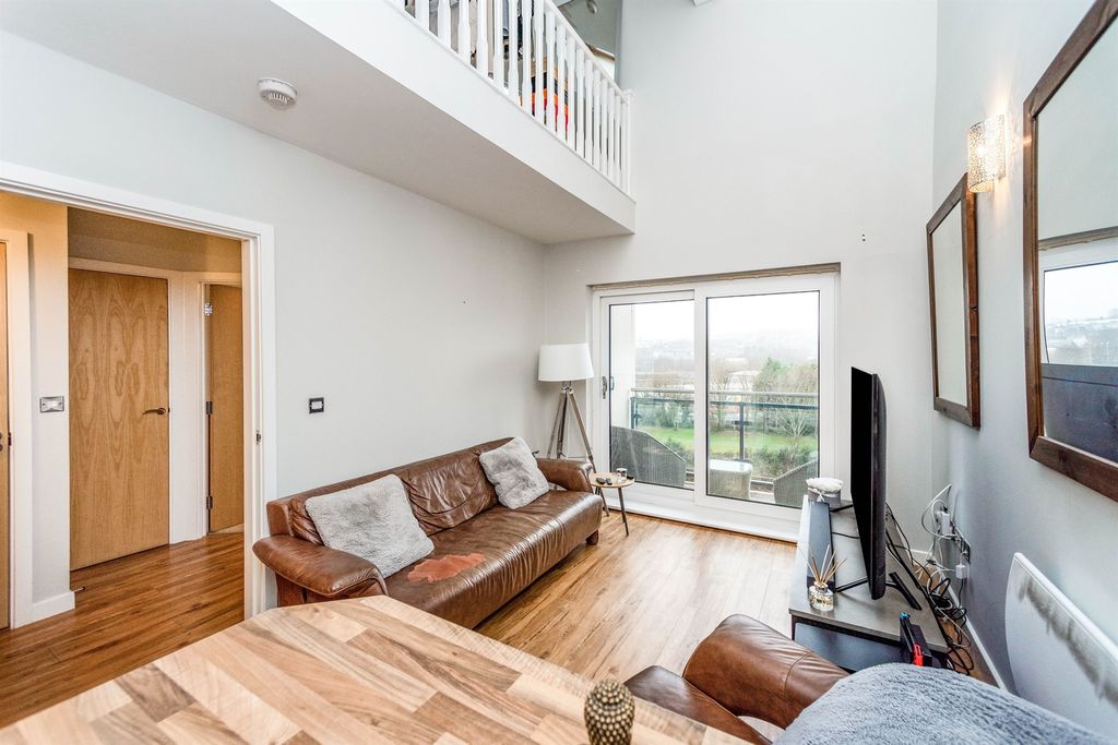 Property photo 1 of 11 Bedroom 1