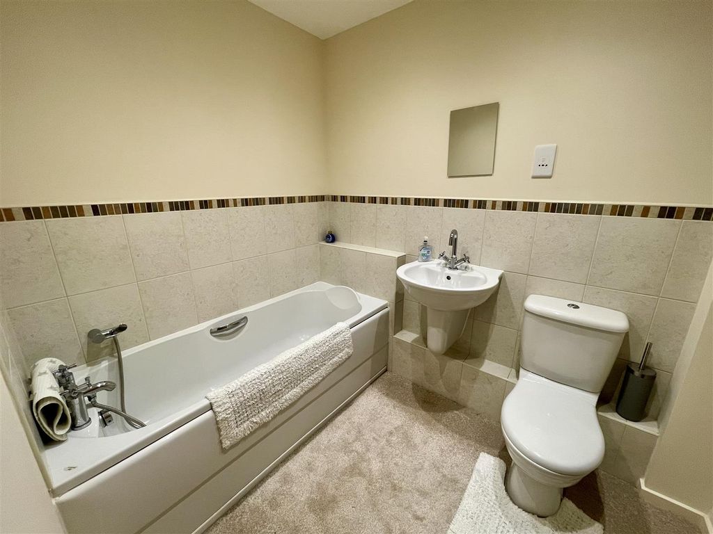 Property photo 3 of 9 Bathroom
