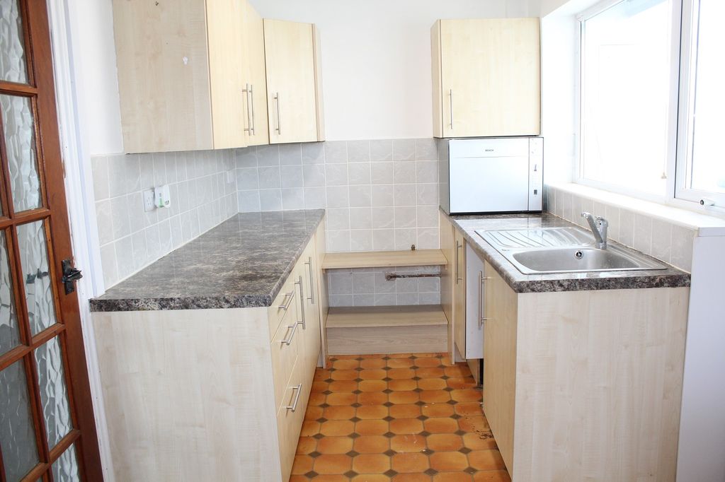 Property photo 3 of 8 Fitted Kitchen