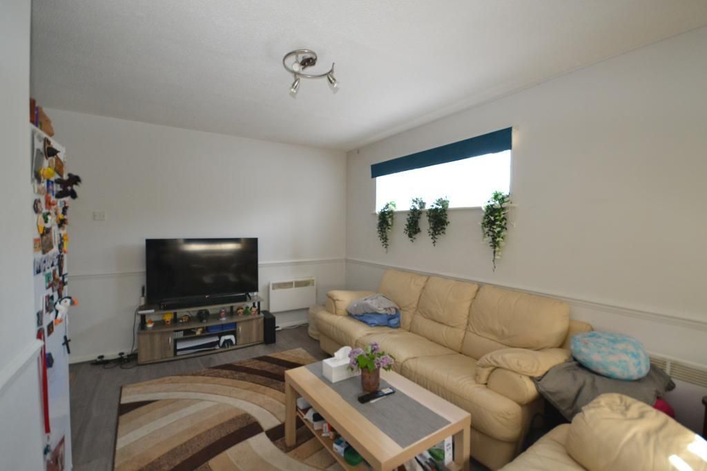 Property photo 3 of 6 Living Room