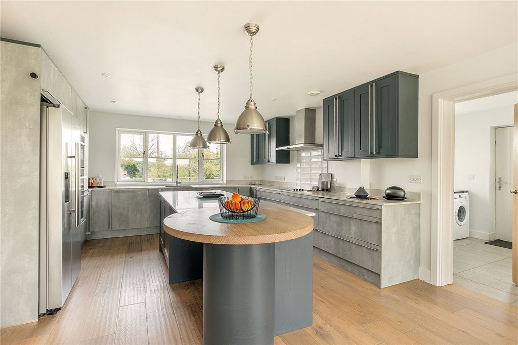 Property photo 3 of 19 Kitchen