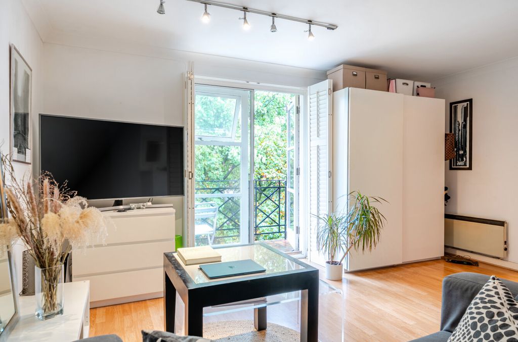 Property photo 1 of 12 1370719-15-68F63A...