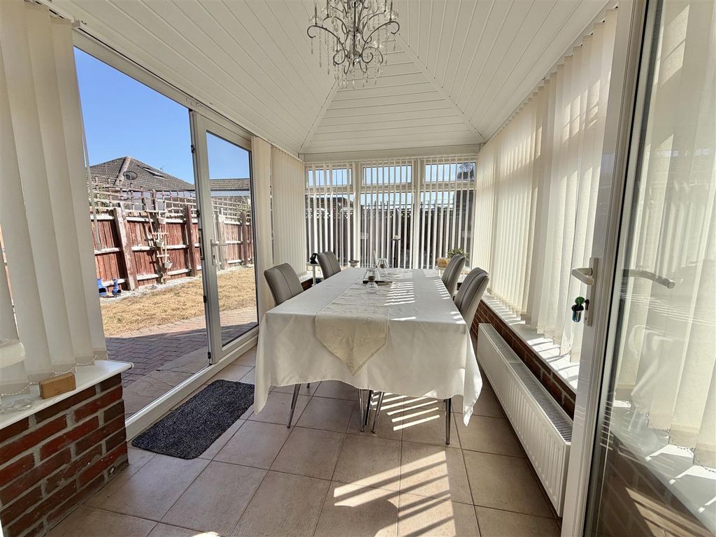 Property photo 3 of 20 Conservatory
