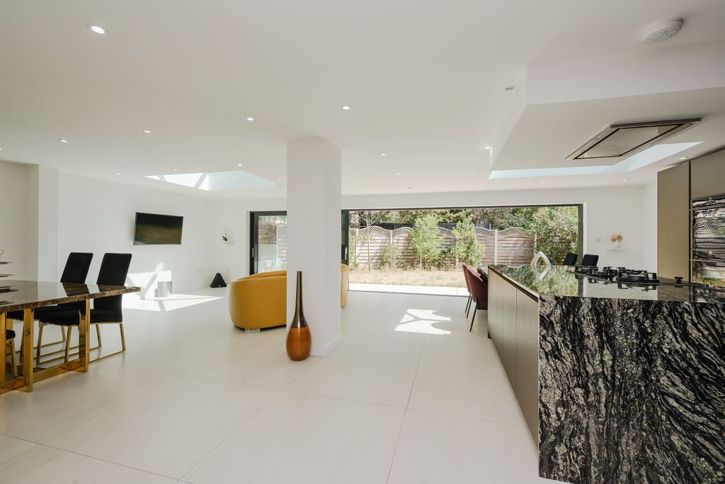 Property photo 3 of 14 Picture No. 15