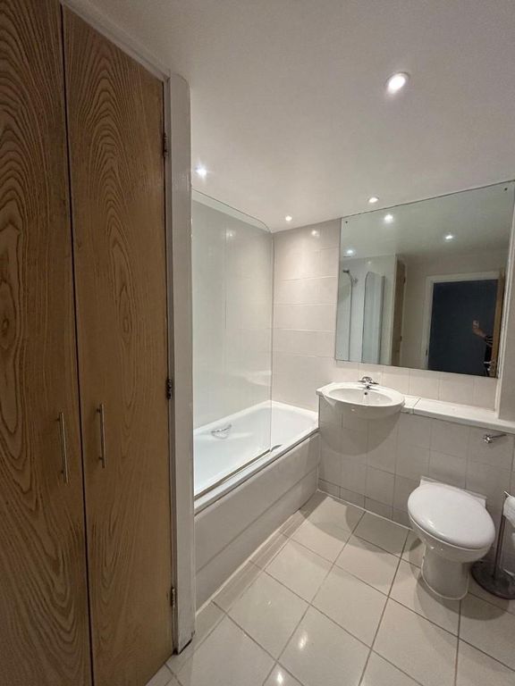 Property photo 3 of 9 Bathroom.Jpg