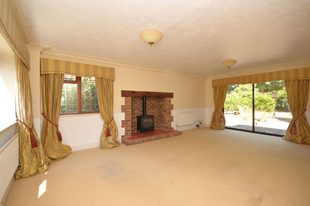 Property photo 2 of 27