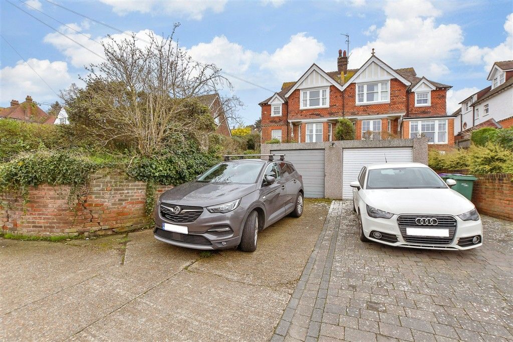 Property photo 2 of 20 Driveway/Parking